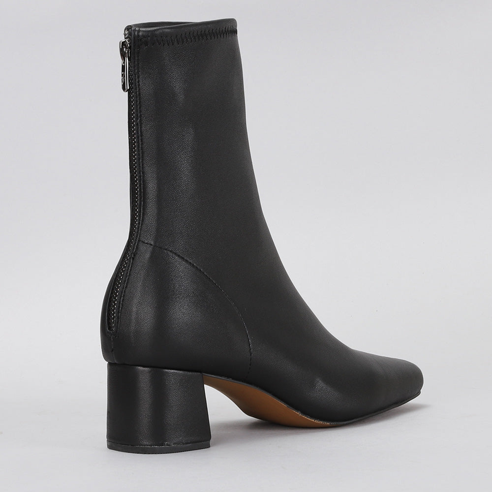 Liora - Black - Naked Arches